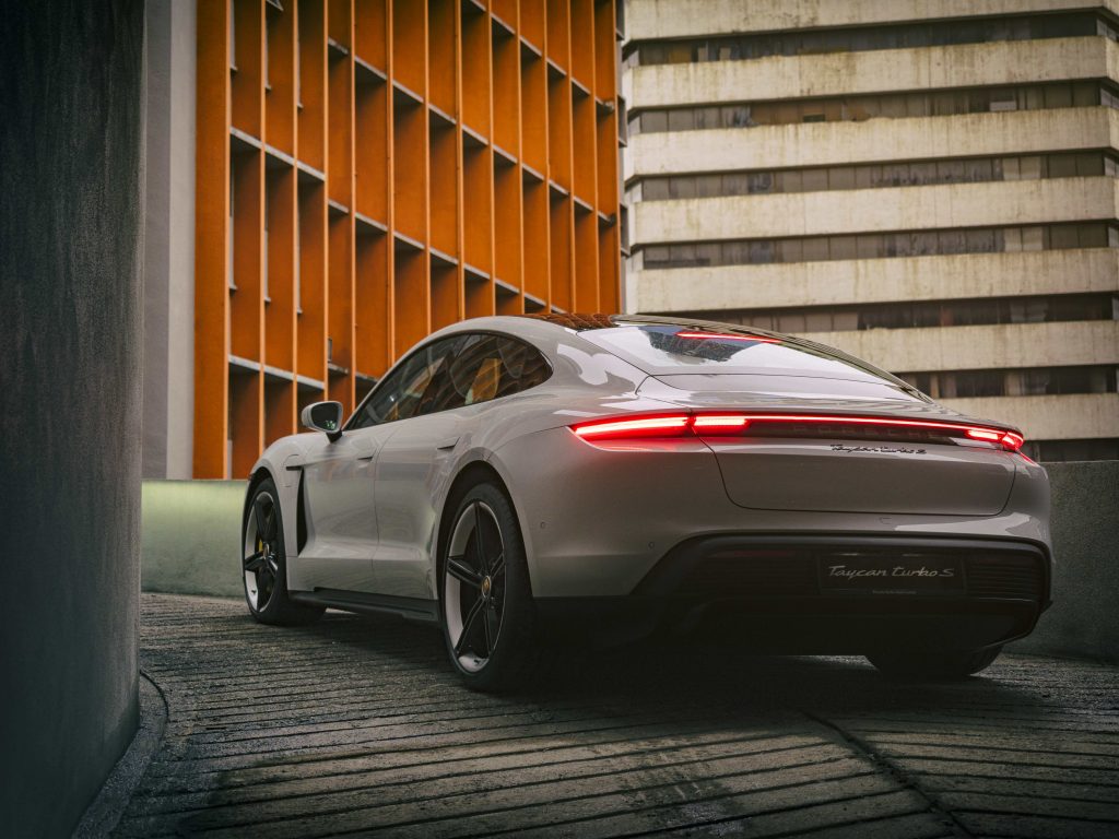Protokol Audit Kualiti Proses Manufaktur Serat Karbon Komposit dan Standar Akurasi Geometri Panel Bodi Ringan Porsche
