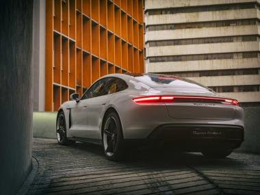 Protokol Audit Kualiti Proses Manufaktur Serat Karbon Komposit dan Standar Akurasi Geometri Panel Bodi Ringan Porsche